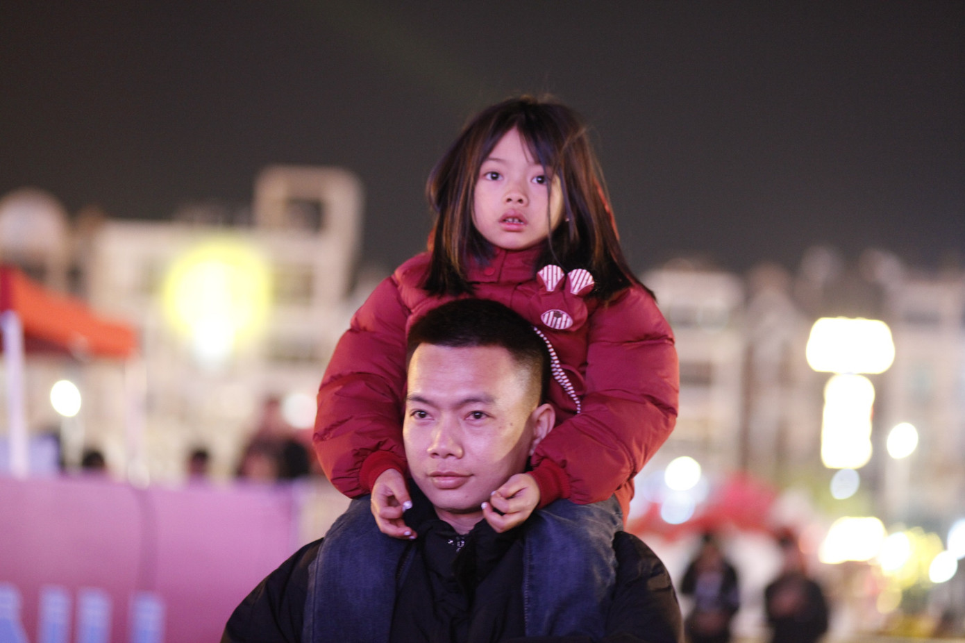 Bố và con gái đến Quảng trường 3/2 đón năm mới. Ảnh: Nguyễn Thắng Bố và con gái đến Quảng trường 3/2 đón năm mới. Ảnh: Nguyễn Thắng