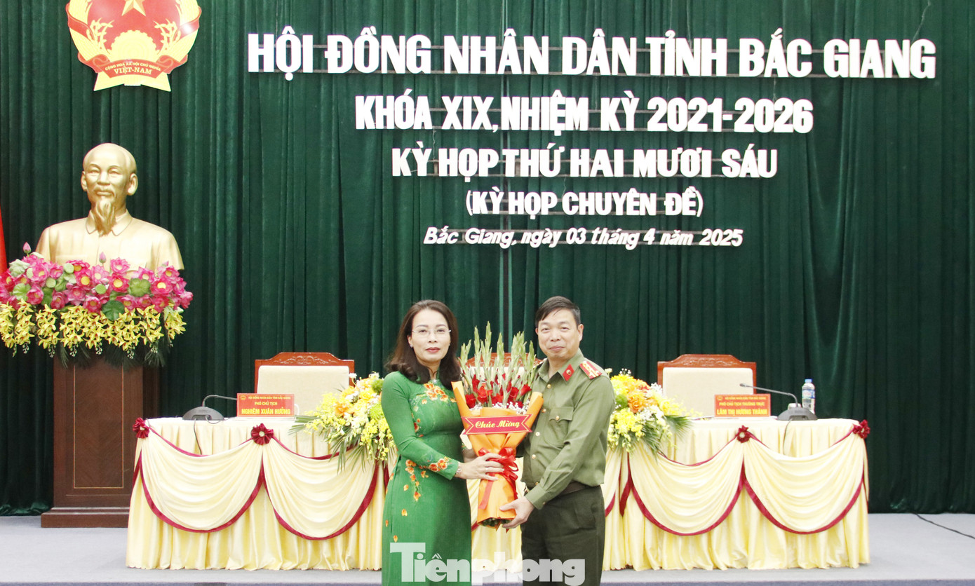 Phó Bí thư Thường trực Tỉnh ủy, Chủ tịch HĐND tỉnh Bắc Giang Nguyễn Thị Hương tặng hoa chúc mừng Đại tá Nguyễn Quang Vinh.