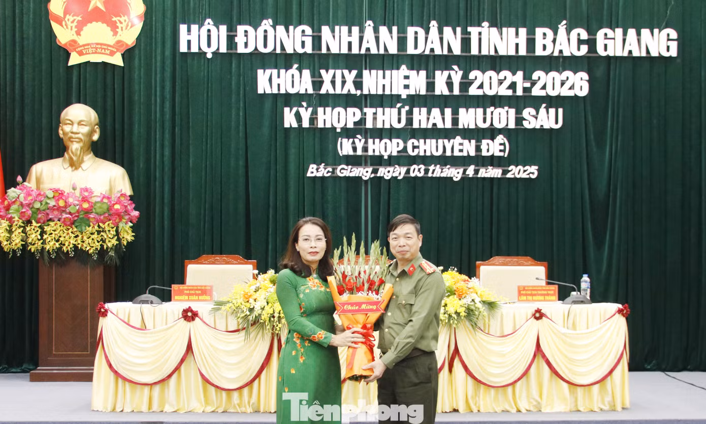 Phó Bí thư Thường trực Tỉnh ủy, Chủ tịch HĐND tỉnh Bắc Giang Nguyễn Thị Hương tặng hoa chúc mừng Đại tá Nguyễn Quang Vinh. Phó Bí thư Thường trực Tỉnh ủy, Chủ tịch HĐND tỉnh Bắc Giang Nguyễn Thị Hương tặng hoa chúc mừng Đại tá Nguyễn Quang Vinh.