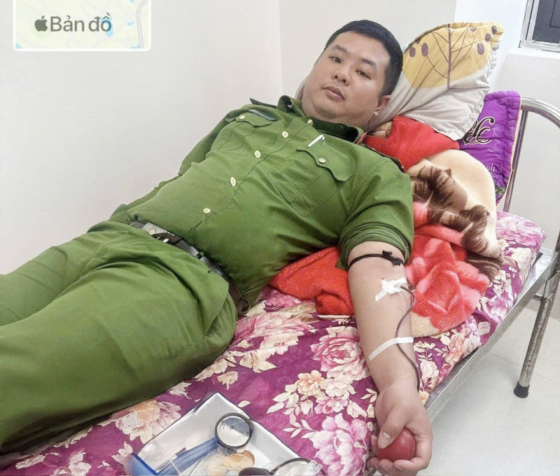 Đại úy Nông Quốc Dương hiến máu cứu bệnh nhân nguy kịch.