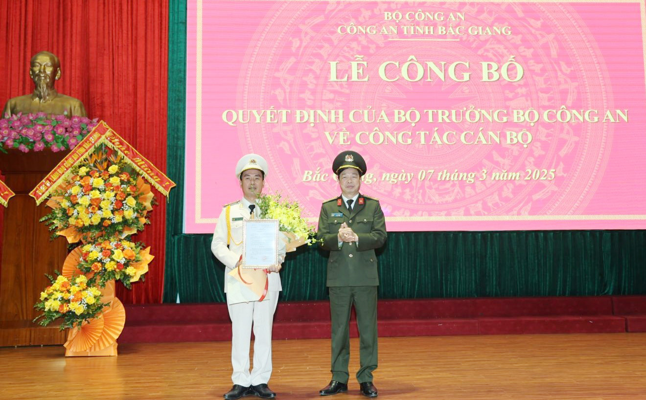 Đại tá Nguyễn Quang Vinh - Giám đốc Công an tỉnh Bắc Giang, trao quyết định bổ nhiệm Thượng tá Nguyễn Thế Tuấn. Đại tá Nguyễn Quang Vinh - Giám đốc Công an tỉnh Bắc Giang, trao quyết định bổ nhiệm Thượng tá Nguyễn Thế Tuấn.