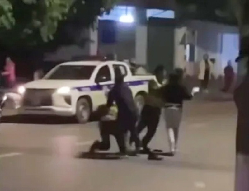 Đối tượng T và C tấn công lực lượng CSGT Công an huyện Gia Bình. Đối tượng T và C tấn công lực lượng CSGT Công an huyện Gia Bình.