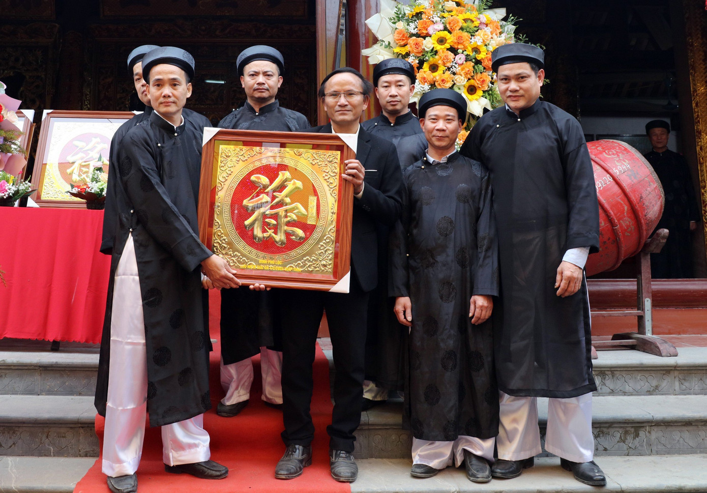 Chủ nhân của các mâm lễ xôi, gà đẹp nhất được trao quà và tôn vinh tại đình. Chủ nhân của các mâm lễ xôi, gà đẹp nhất được trao quà và tôn vinh tại đình.