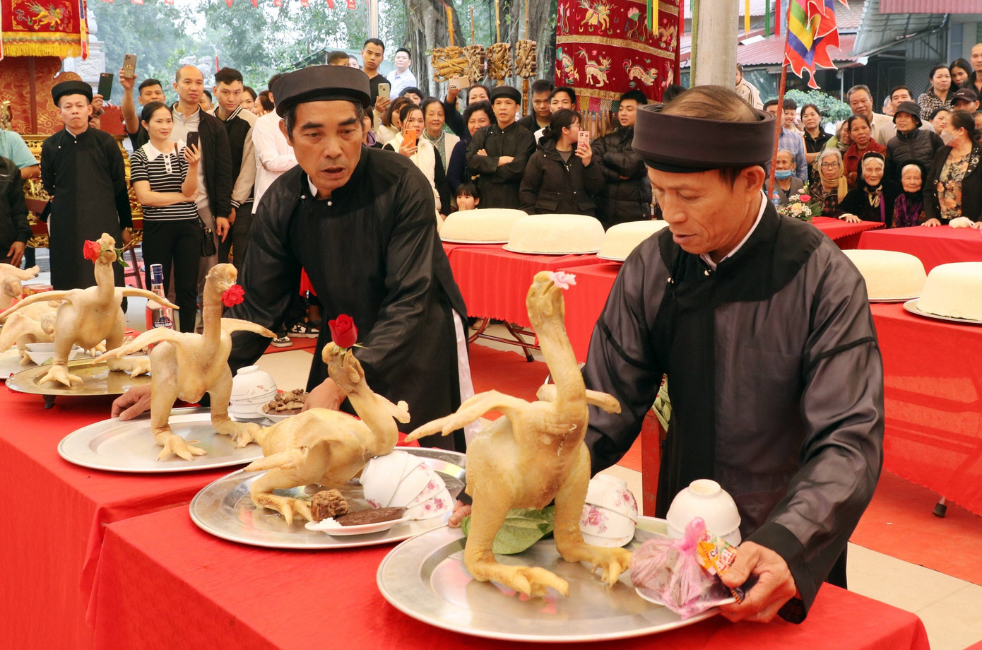 Chuẩn bị mâm gà lễ. Chuẩn bị mâm gà lễ.