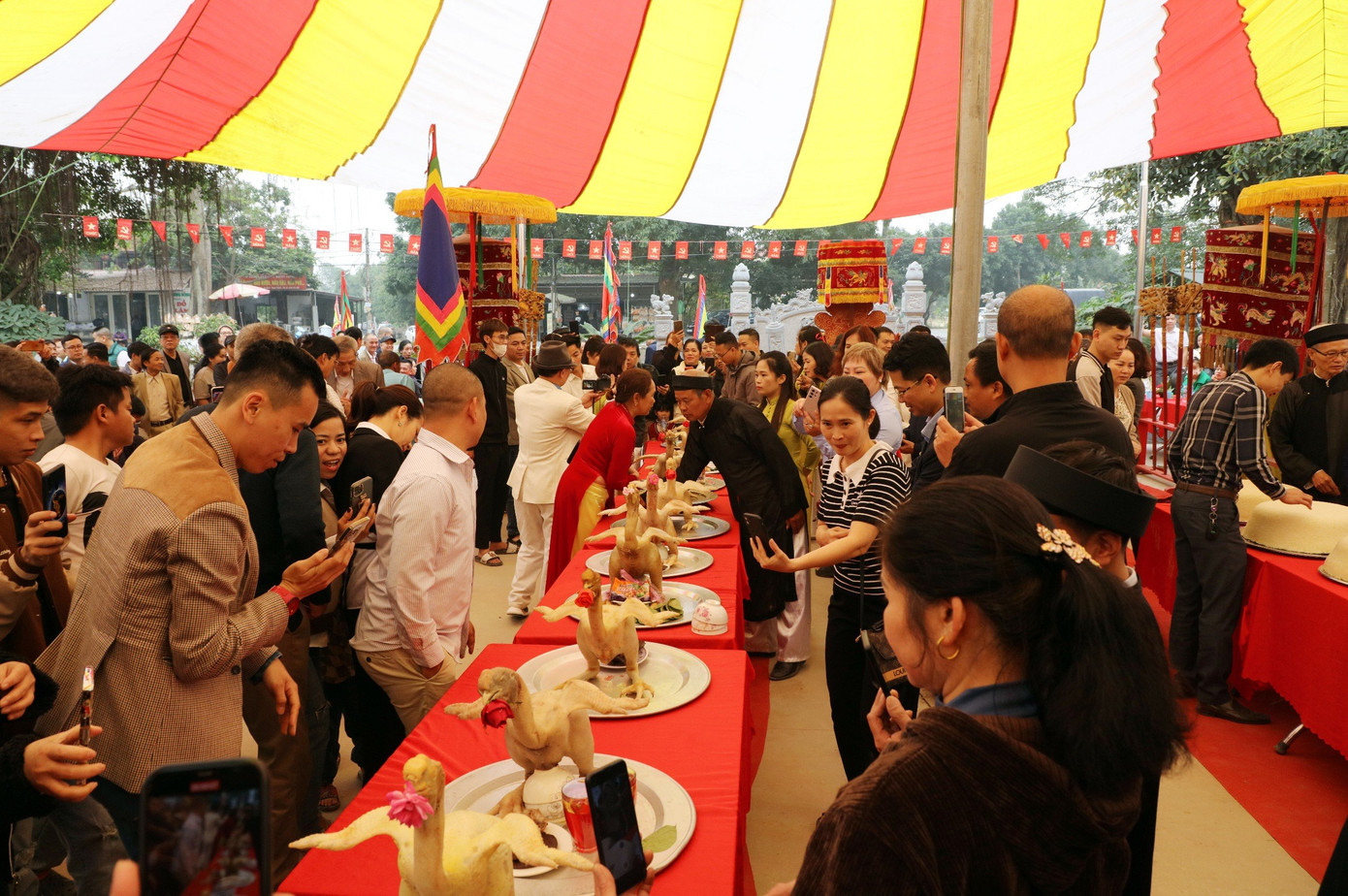 Nhiều người thích thú xem các mâm xôi, gà lễ. Nhiều người thích thú xem các mâm xôi, gà lễ.