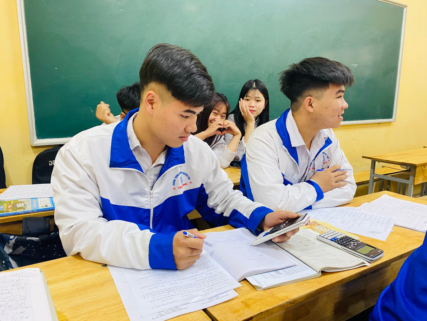 Em Nguyễn Bá Biền (bên trái) trả lại hơn 600 triệu đồng cho người đánh rơi.