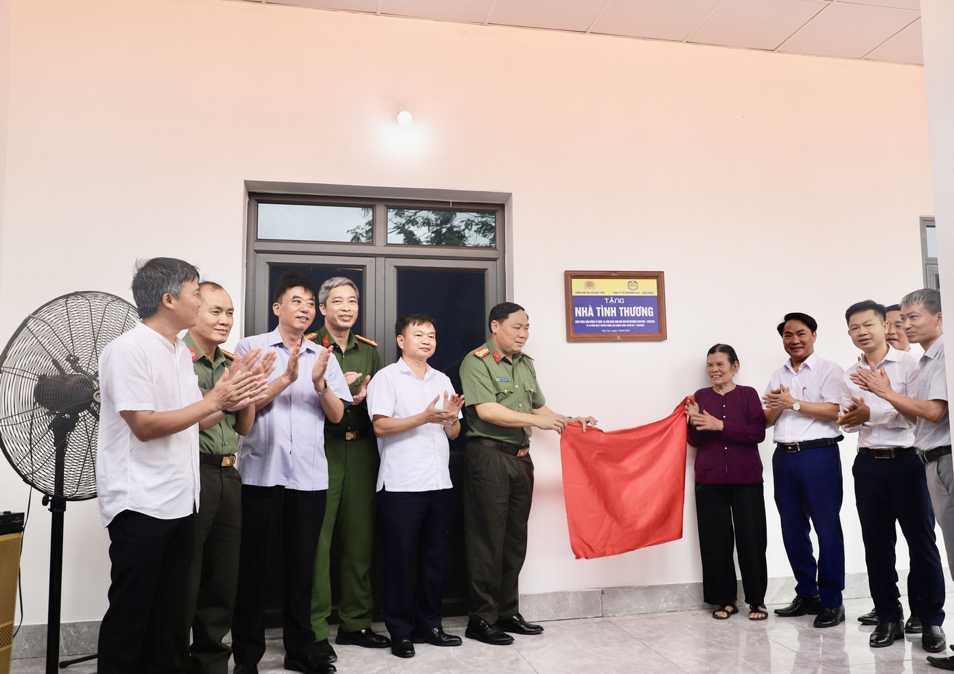 Lãnh đạo Công an tỉnh Bắc Giang và Công an thị xã Việt Yên bàn giao ngôi nhà mới cho bà Bàn.