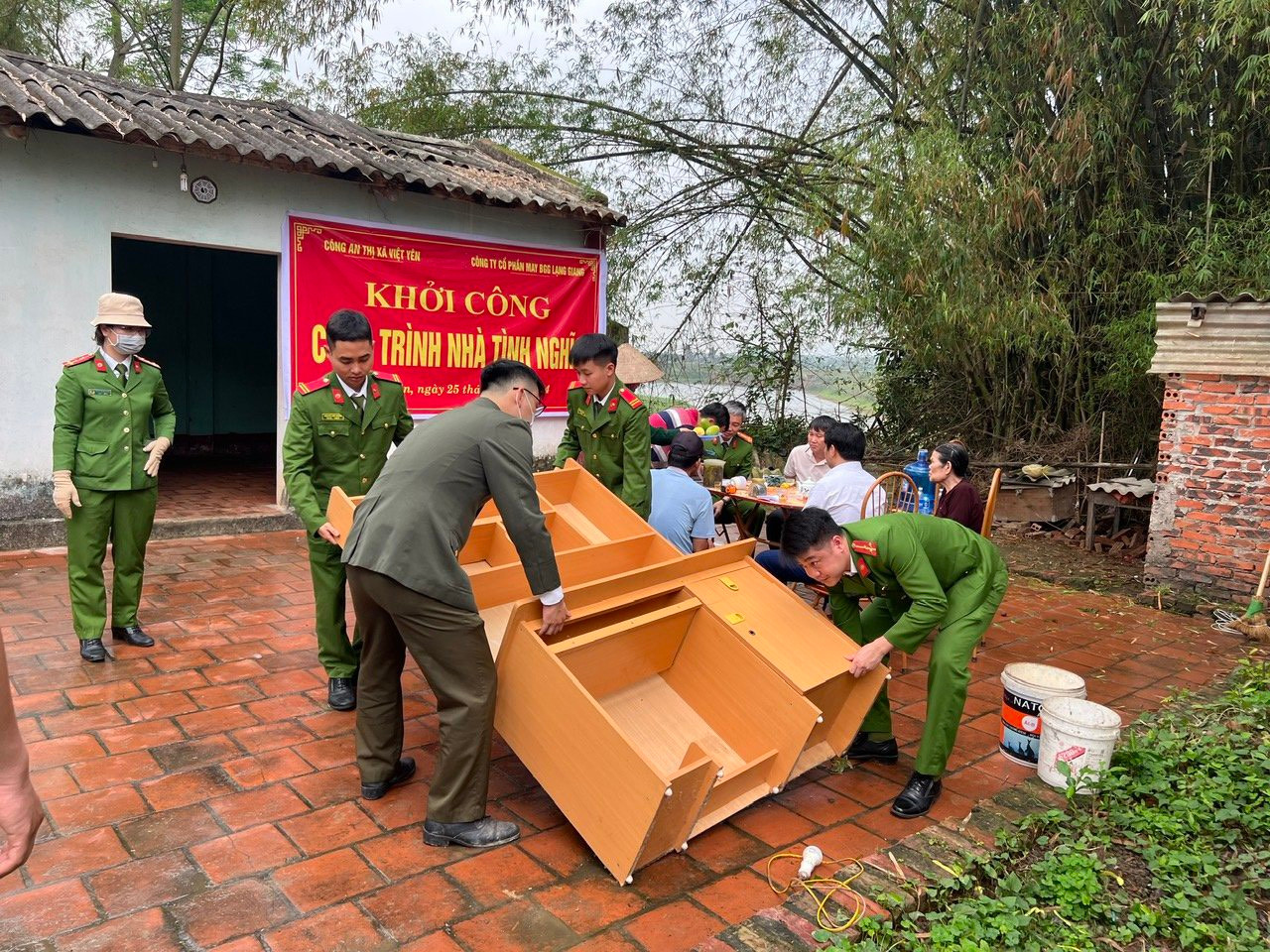 Công an thị xã Việt Yên khởi công xây dựng ngôi nhà mới cho gia đình bà Bàn,