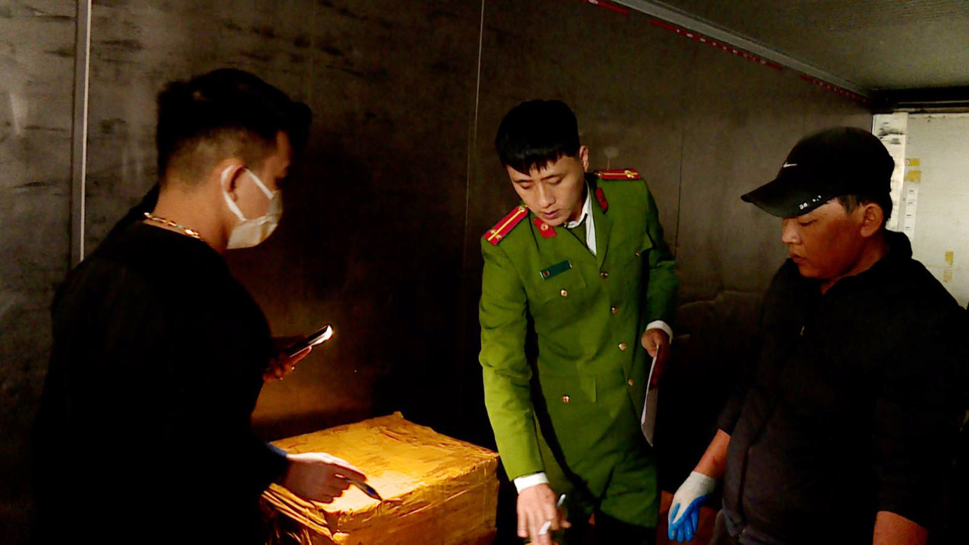 Công an huyện Tiên Du phát hiện hơn 1 tấn sản phẩm động vật bốc mùi. Công an huyện Tiên Du phát hiện hơn 1 tấn sản phẩm động vật bốc mùi.