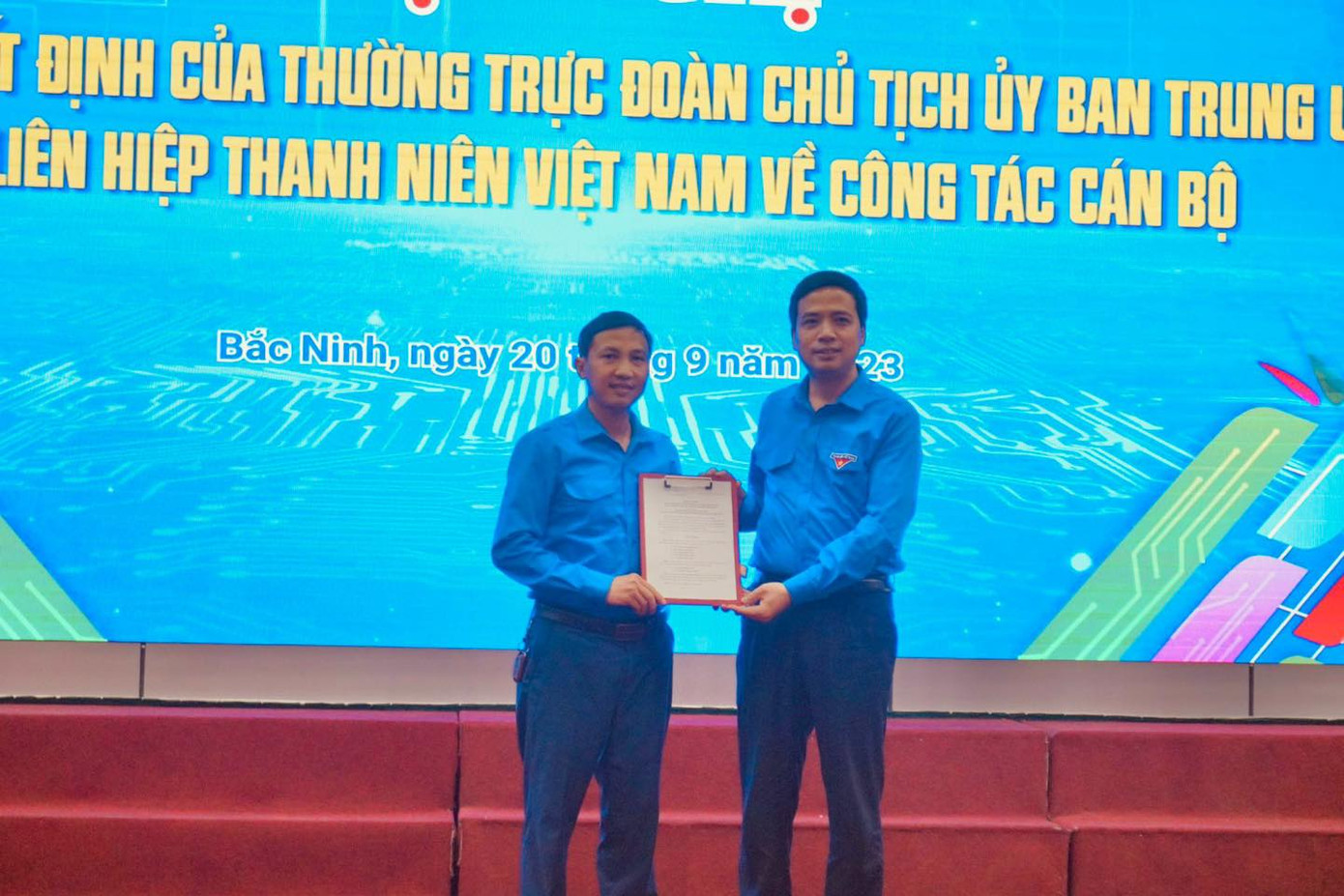 Anh Nguyễn Đức Sâm - Bí thư Tỉnh Đoàn, Chủ tịch Hội LHTN tỉnh Bắc Ninh (bên phải) trao quyết định công nhận anh Dương Ngọc Duyến giữ chức Phó Chủ tịch Hội LHTN tỉnh Bắc Ninh khóa V. Anh Nguyễn Đức Sâm - Bí thư Tỉnh Đoàn, Chủ tịch Hội LHTN tỉnh Bắc Ninh (bên phải) trao quyết định công nhận anh Dương Ngọc Duyến giữ chức Phó Chủ tịch Hội LHTN tỉnh Bắc Ninh khóa V.
