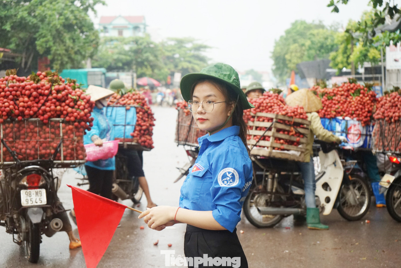 Đoàn viên, thanh niên tỉnh Bắc Giang tham gia điều tiết đảm bảo giao thông mùa vải thiều trong Chiến dịch Thanh niên tình nguyện Hè.