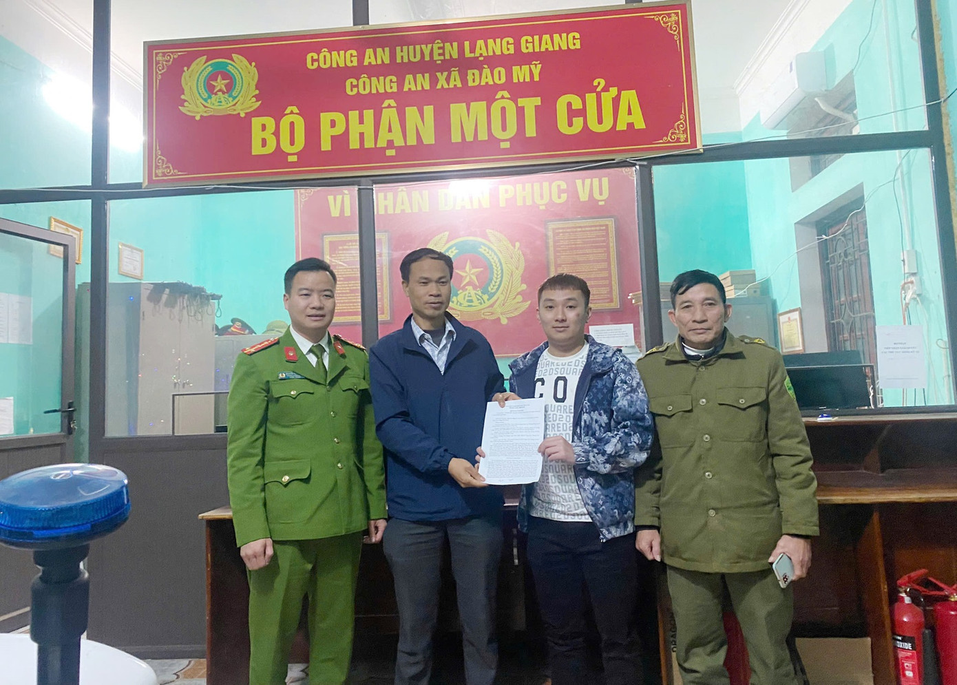 Công an hỗ trợ anh Tuyến (thứ 2 bên trái) nhận lại tiền do chuyển nhầm.