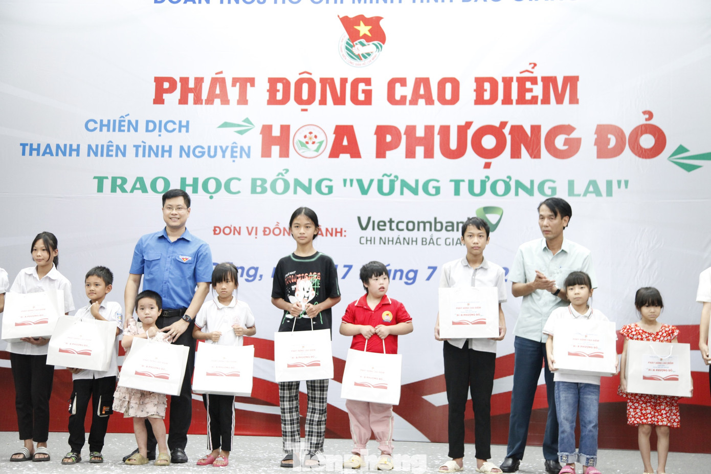 Ban tổ chức trao quà tặng các em học sinh. Ảnh: Nguyễn Thắng
