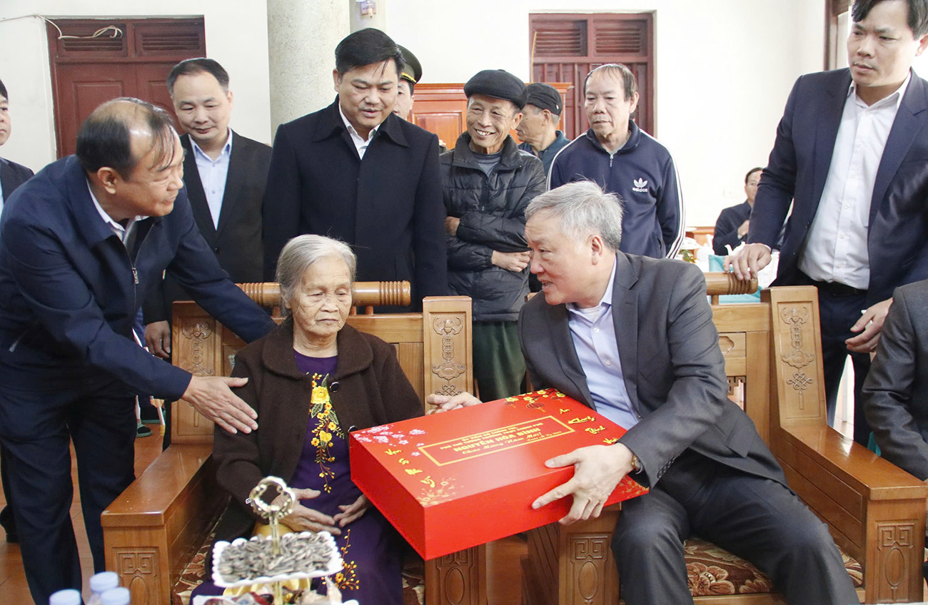 Phó Thủ tướng Nguyễn Hòa Bình tặng quà gia đình bà Nguyễn Thị Quyết ở tổ dân phố Đống 1, thị trấn Kép. Phó Thủ tướng Nguyễn Hòa Bình tặng quà gia đình bà Nguyễn Thị Quyết ở tổ dân phố Đống 1, thị trấn Kép.