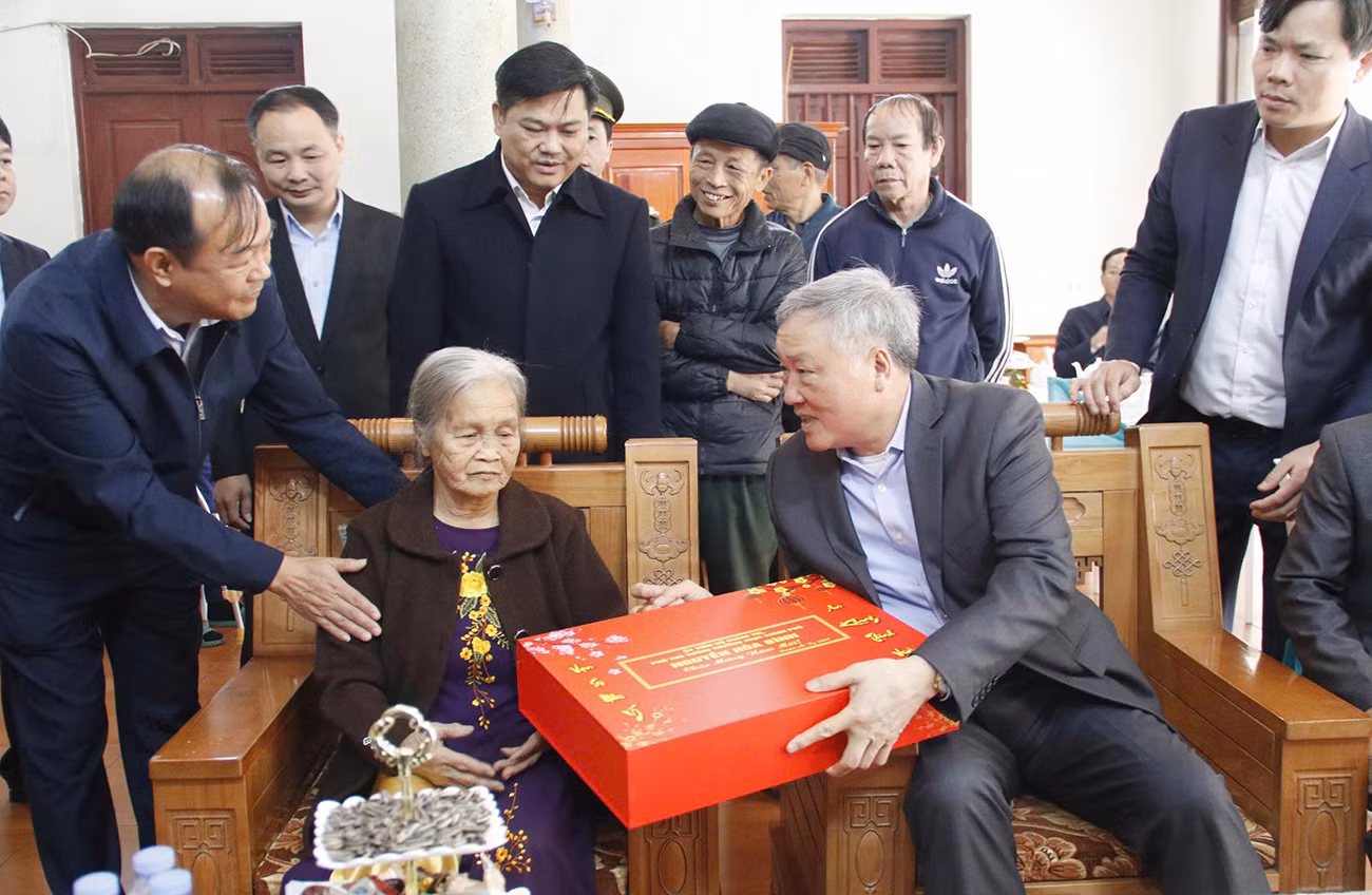 Phó Thủ tướng Nguyễn Hòa Bình tặng quà gia đình bà Nguyễn Thị Quyết ở tổ dân phố Đống 1, thị trấn Kép.