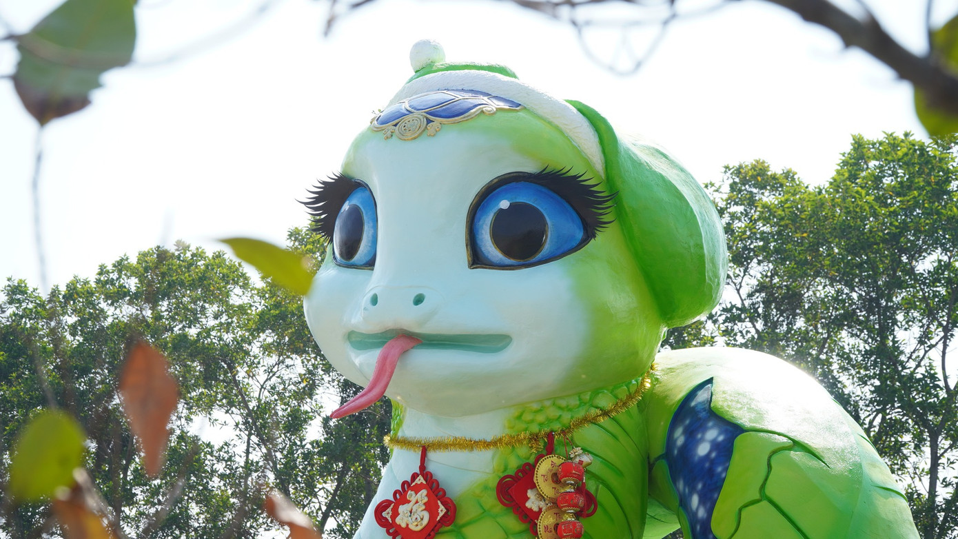 Anh Quân mất gần 3 tháng để hoàn thành linh vật rắn. Anh cùng làm với 2 người thợ và 1 phụ hồ. Anh Quân mất gần 3 tháng để hoàn thành linh vật rắn. Anh cùng làm với 2 người thợ và 1 phụ hồ.