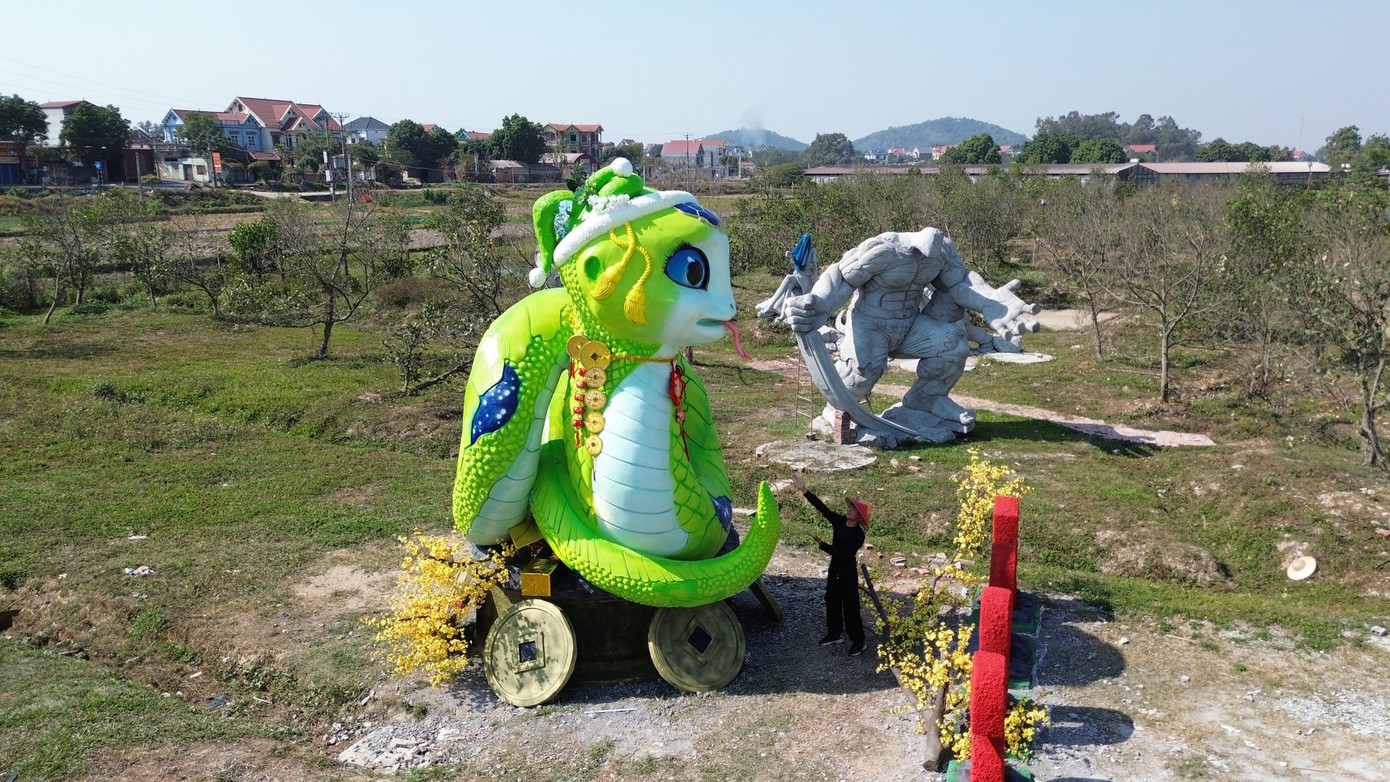 Anh Quân dự kiến đưa linh vật rắn này lên thị trấn Thắng (huyện Hiệp Hòa) để đông đảo mọi người chiêm ngưỡng tham quan. Anh Quân dự kiến đưa linh vật rắn này lên thị trấn Thắng (huyện Hiệp Hòa) để đông đảo mọi người chiêm ngưỡng tham quan.