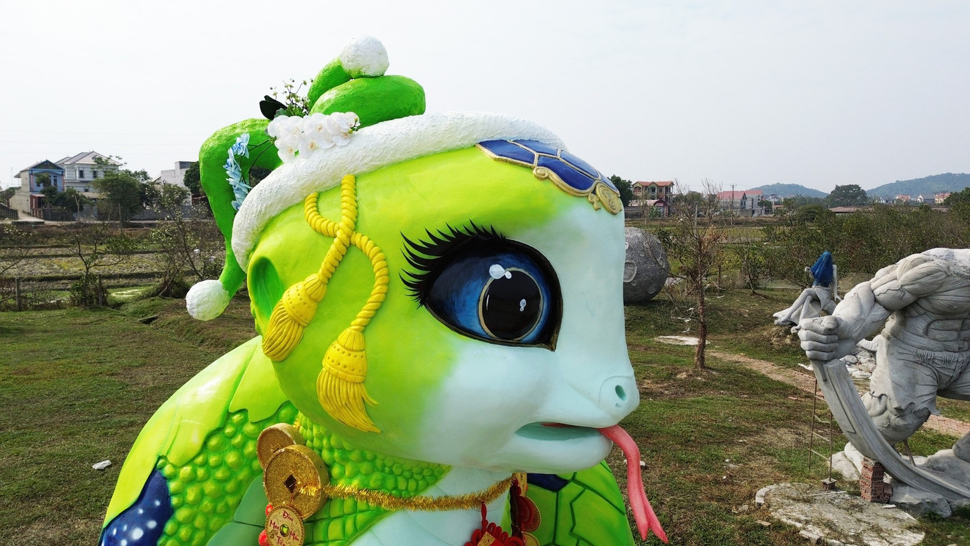 Trao đổi với PV Tiền Phong, anh Quân cho biết, hiện tại linh vật rắn đang nằm ở khu vui chơi Vườn Hạnh Phúc thuộc xã Hùng Sơn. Linh vật rắn được làm từ chất liệu là xi măng cát lõi thép, nặng hơn 7 tấn, cao khoảng 5m. Trao đổi với PV Tiền Phong, anh Quân cho biết, hiện tại linh vật rắn đang nằm ở khu vui chơi Vườn Hạnh Phúc thuộc xã Hùng Sơn. Linh vật rắn được làm từ chất liệu là xi măng cát lõi thép, nặng hơn 7 tấn, cao khoảng 5m.