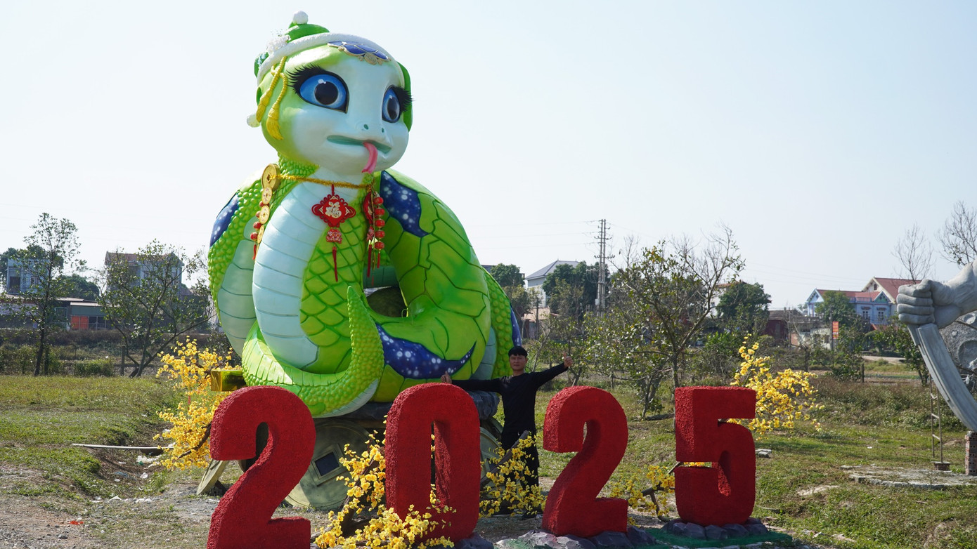 Theo tìm hiểu của PV Tiền Phong, chủ nhân của linh vật rắn là anh Bùi Văn Quân (33 tuổi) ở xã Hùng Sơn, huyện Hiệp Hòa. Theo tìm hiểu của PV Tiền Phong, chủ nhân của linh vật rắn là anh Bùi Văn Quân (33 tuổi) ở xã Hùng Sơn, huyện Hiệp Hòa.