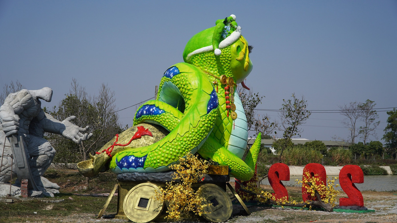 Anh Quân muốn làm linh vật rắn đáng yêu cho trẻ em đến vui chơi, nhưng khi trở về cuộc sống các bé vẫn không nhầm lẫn con rắn ngoài đời tránh nguy hiểm. Anh Quân muốn làm linh vật rắn đáng yêu cho trẻ em đến vui chơi, nhưng khi trở về cuộc sống các bé vẫn không nhầm lẫn con rắn ngoài đời tránh nguy hiểm.