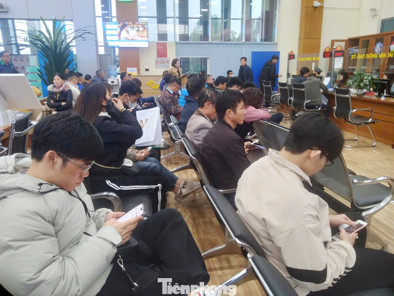 Hàng chục người dân chờ đợi cấp đổi giấy phép lái xe ở Trung tâm Phục vụ hành chính công tỉnh Bắc Giang chiều 18/2. Ảnh: Nguyễn Thắng