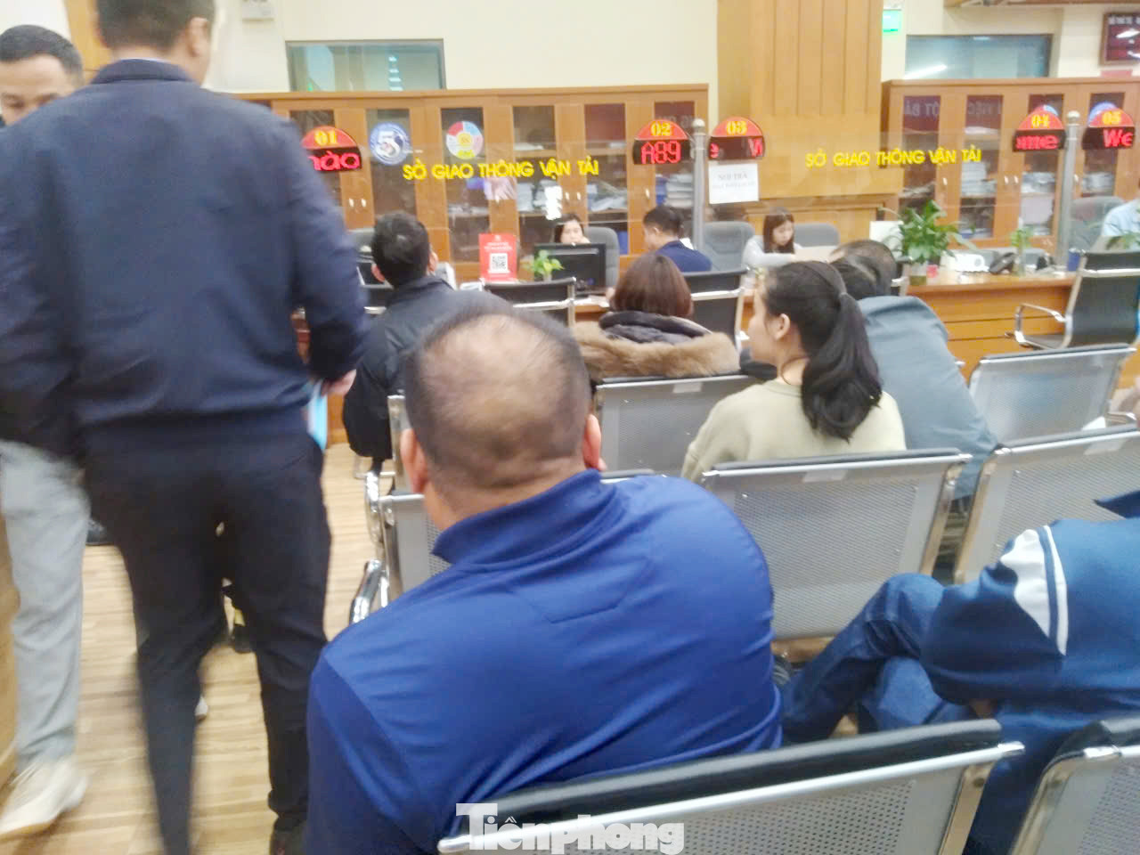 Mấy ngày qua, khu vực cấp đổi giấy phép lái xe ở Trung tâm Phục vụ hành chính công tỉnh Bắc Giang luôn đông người đến làm việc. Ảnh: Nguyễn Thắng