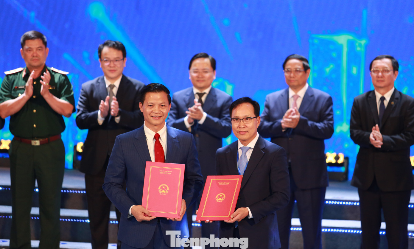 Các nhà đầu tư được trao giấy chứng nhận. Các nhà đầu tư được trao giấy chứng nhận.