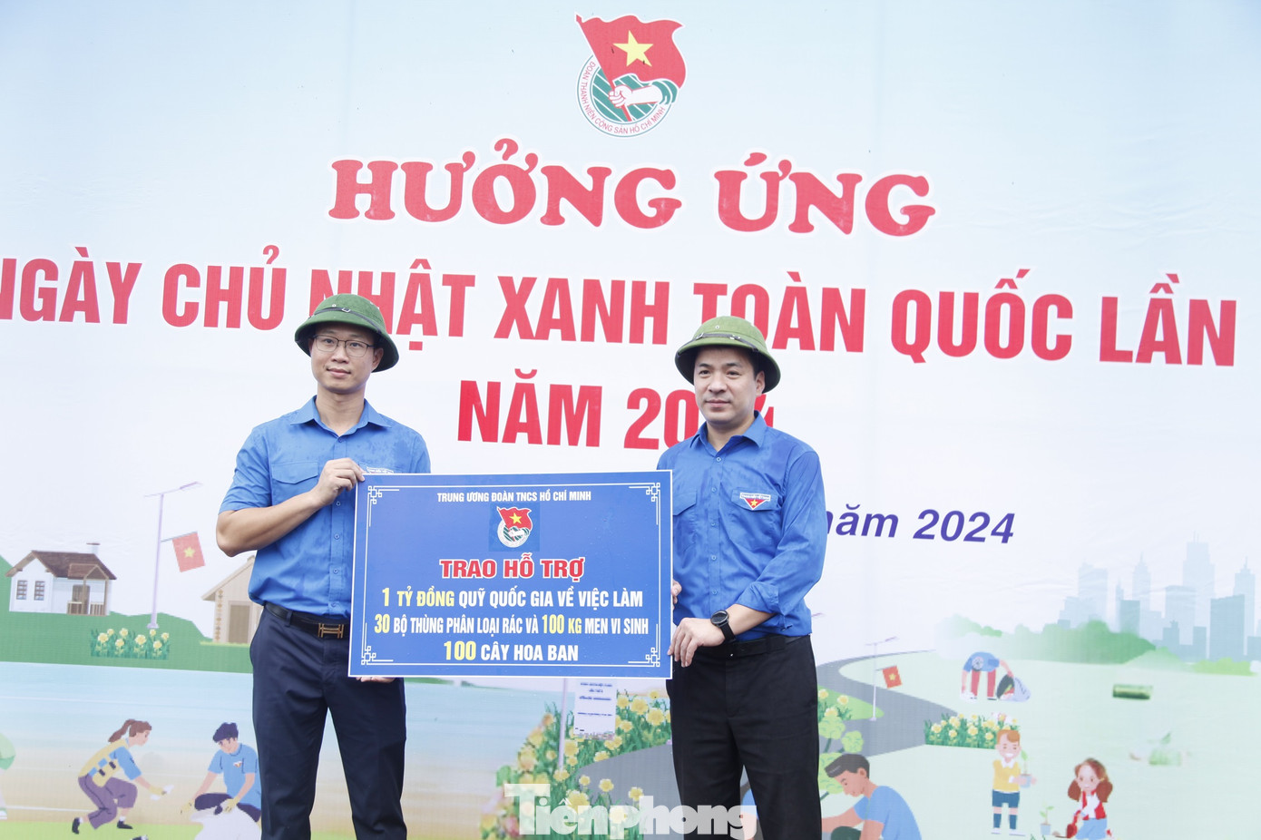 Bí thư Trung ương Đoàn Ngô Văn Cương trao 1 tỷ đồng vốn 120. Ảnh: Nguyễn Thắng