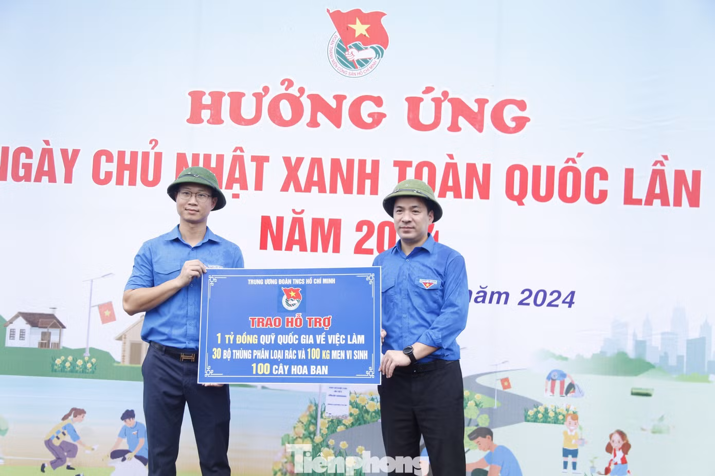 Bí thư Trung ương Đoàn Ngô Văn Cương trao 1 tỷ đồng vốn 120. Ảnh: Nguyễn Thắng