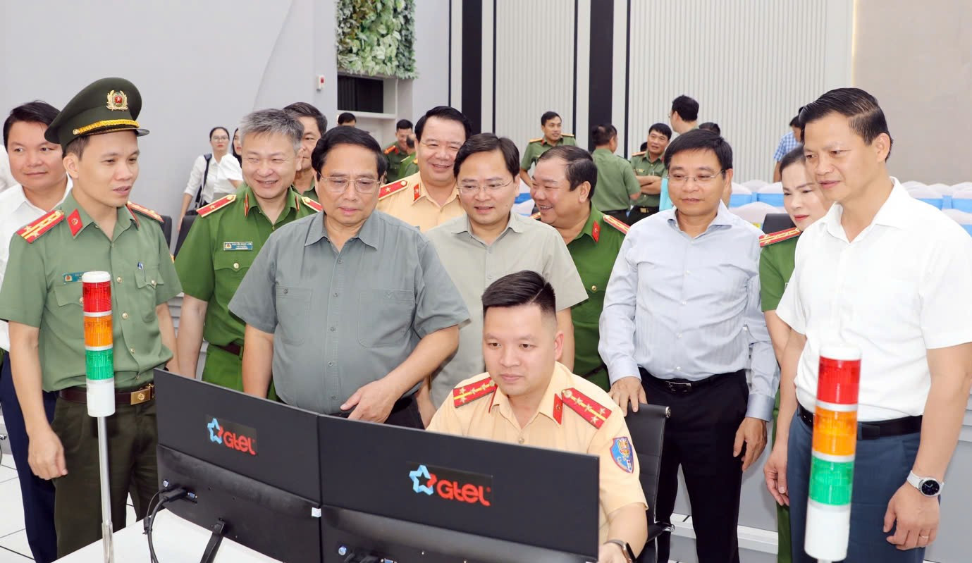 Thủ tướng Phạm Minh Chính thăm Trung tâm Chỉ huy Công an tỉnh Bắc Ninh.