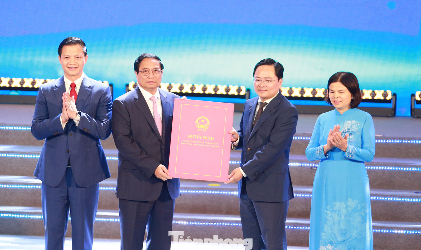 Thủ tướng Phạm Minh Chính trao quyết định quy hoạch tỉnh Bắc Ninh. Thủ tướng Phạm Minh Chính trao quyết định quy hoạch tỉnh Bắc Ninh.