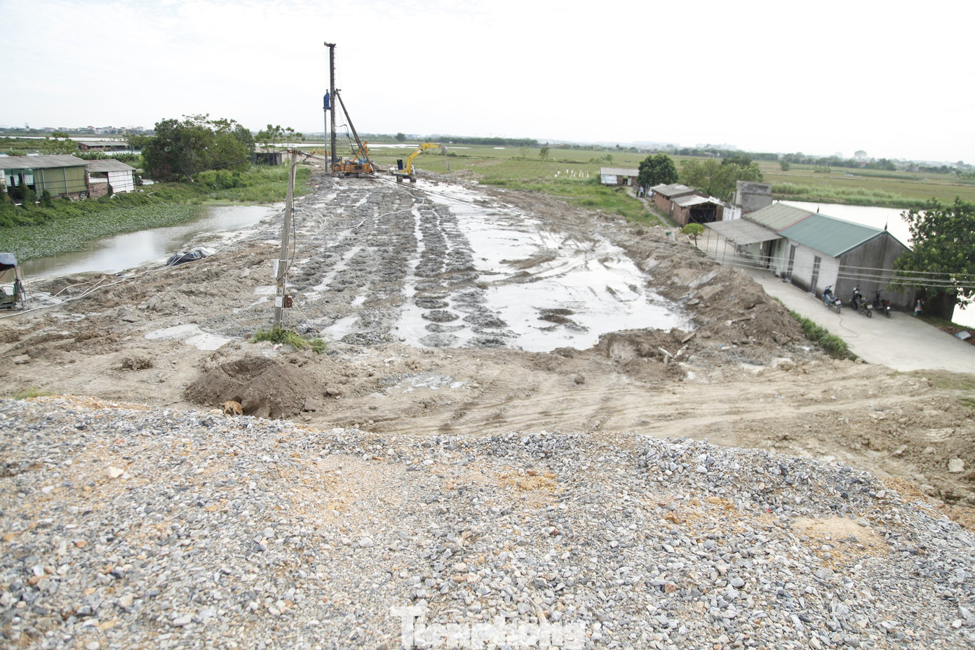 Theo ghi nhận của phóng viên báo Tiền Phong, tỉnh Bắc Ninh đang làm đường dẫn dự án cầu Hà Bắc 2.