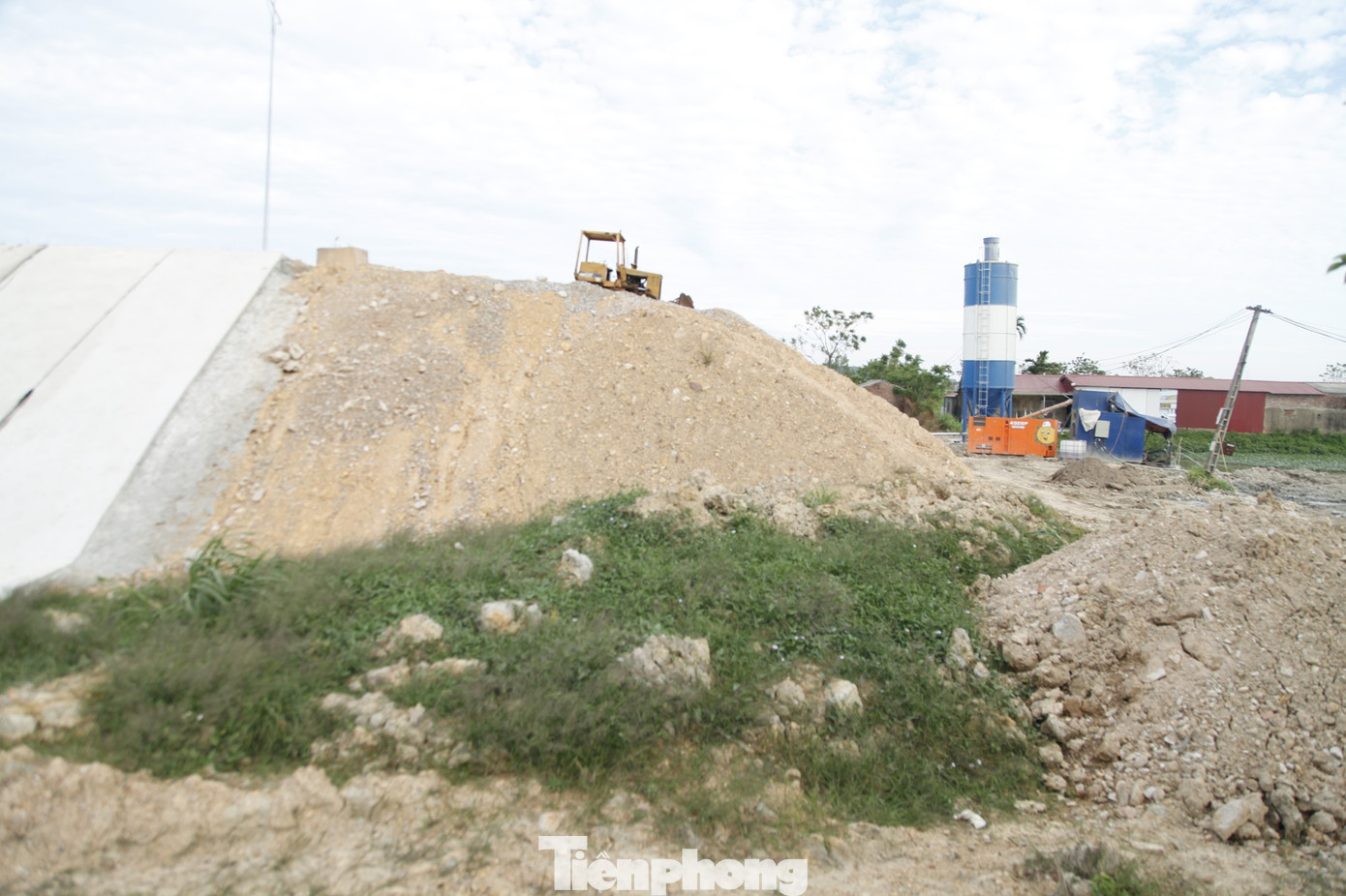 Cầu Hà Bắc 2 đang chờ đường dẫn phía bên tỉnh Bắc Ninh hoàn thiện để đưa vào sử dụng, góp phần phát triển kinh tế, xã hội và đi lại của người dân tỉnh Bắc Giang và Bắc được thuận lợi.