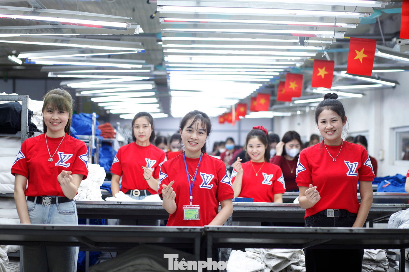 Công nhân vui vẻ quay trở lại làm việc sau kỳ nghỉ Tết. Ảnh: Nguyễn Thắng.