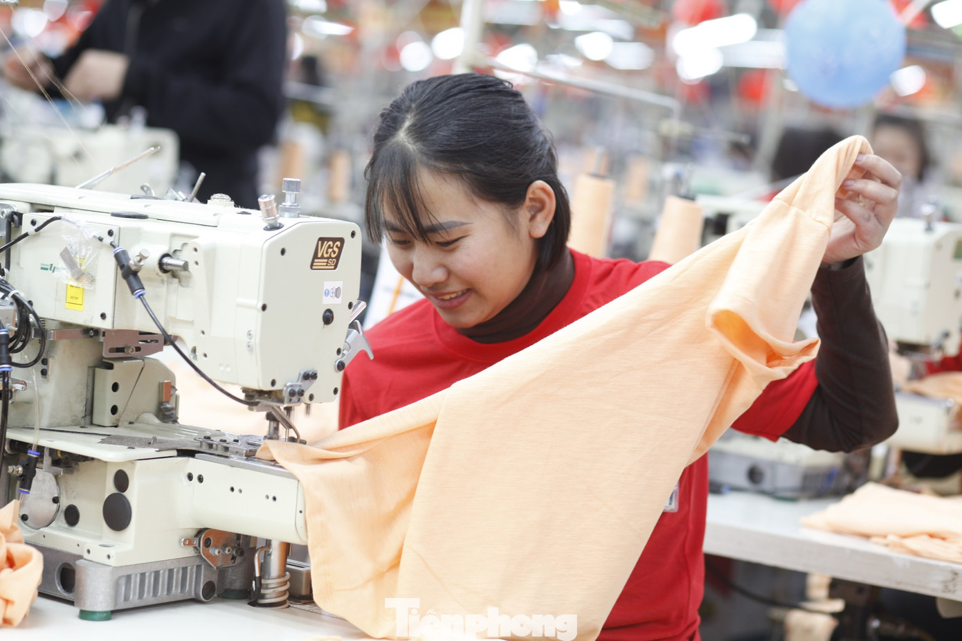 Nhiều công nhân gắn bó với công ty hơn 10 năm. Ảnh: Nguyễn Thắng.