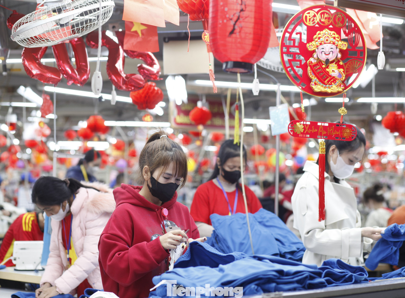 Để tạo không khí vui tươi đầu năm mới, trong xưởng sản xuất trang trí cờ Tổ quốc, đèn lồng tại các phân xưởng. Ảnh: Nguyễn Thắng.