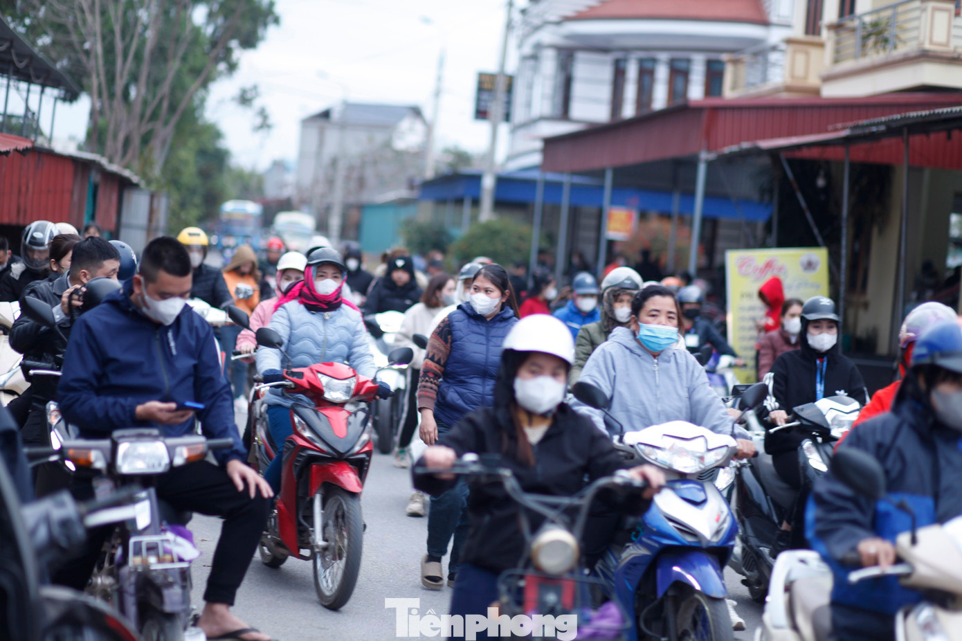 Có mặt tại nhiều khu và cụm công nghiệp tỉnh Bắc Giang trong ngày 3/2 và đầu giờ sáng 4/2, PV Tiền Phong ghi nhận hàng trăm nghìn công nhân đi làm trở lại sau Tết. Ảnh: Nguyễn Thắng.