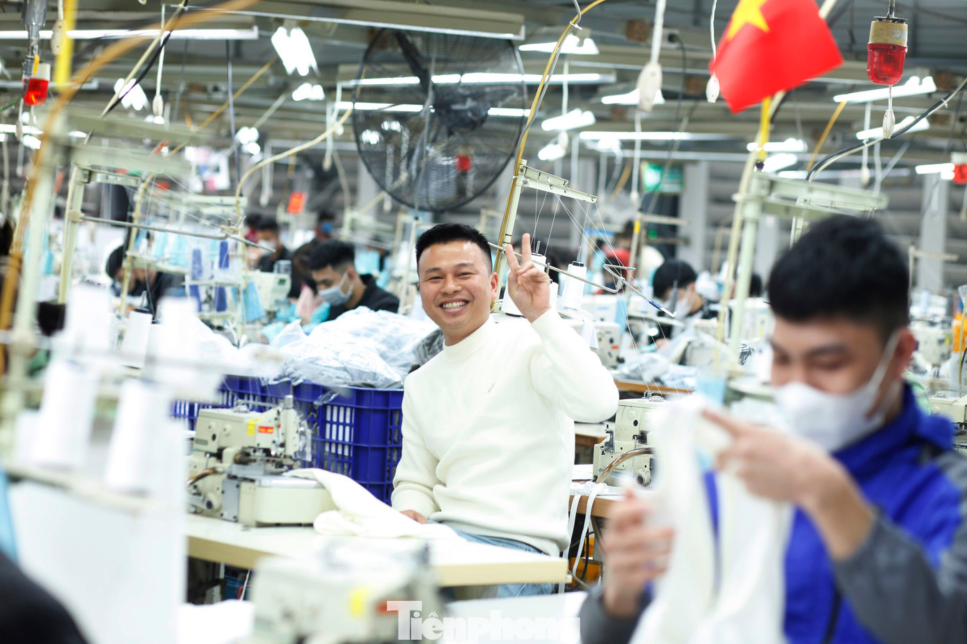 Một công nhân phấn khởi khi quay trở lại làm việc sau Tết. Ảnh: Nguyễn Thắng.