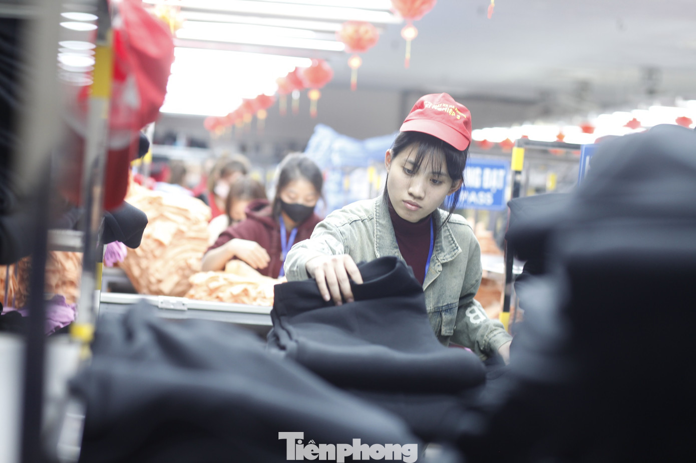 Ra Tết, đơn hàng xuất khẩu đảm bảo việc làm ổn định cho người lao động. Ảnh: Nguyễn Thắng