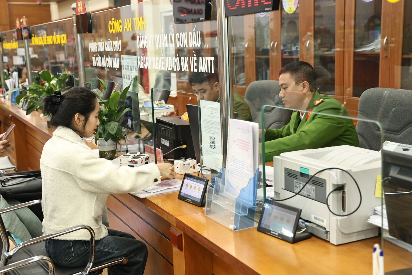 Công an Bắc Giang bố trí điểm giải quyết thủ tục hành chính sau khi bỏ cấp huyện. Công an Bắc Giang bố trí điểm giải quyết thủ tục hành chính sau khi bỏ cấp huyện.