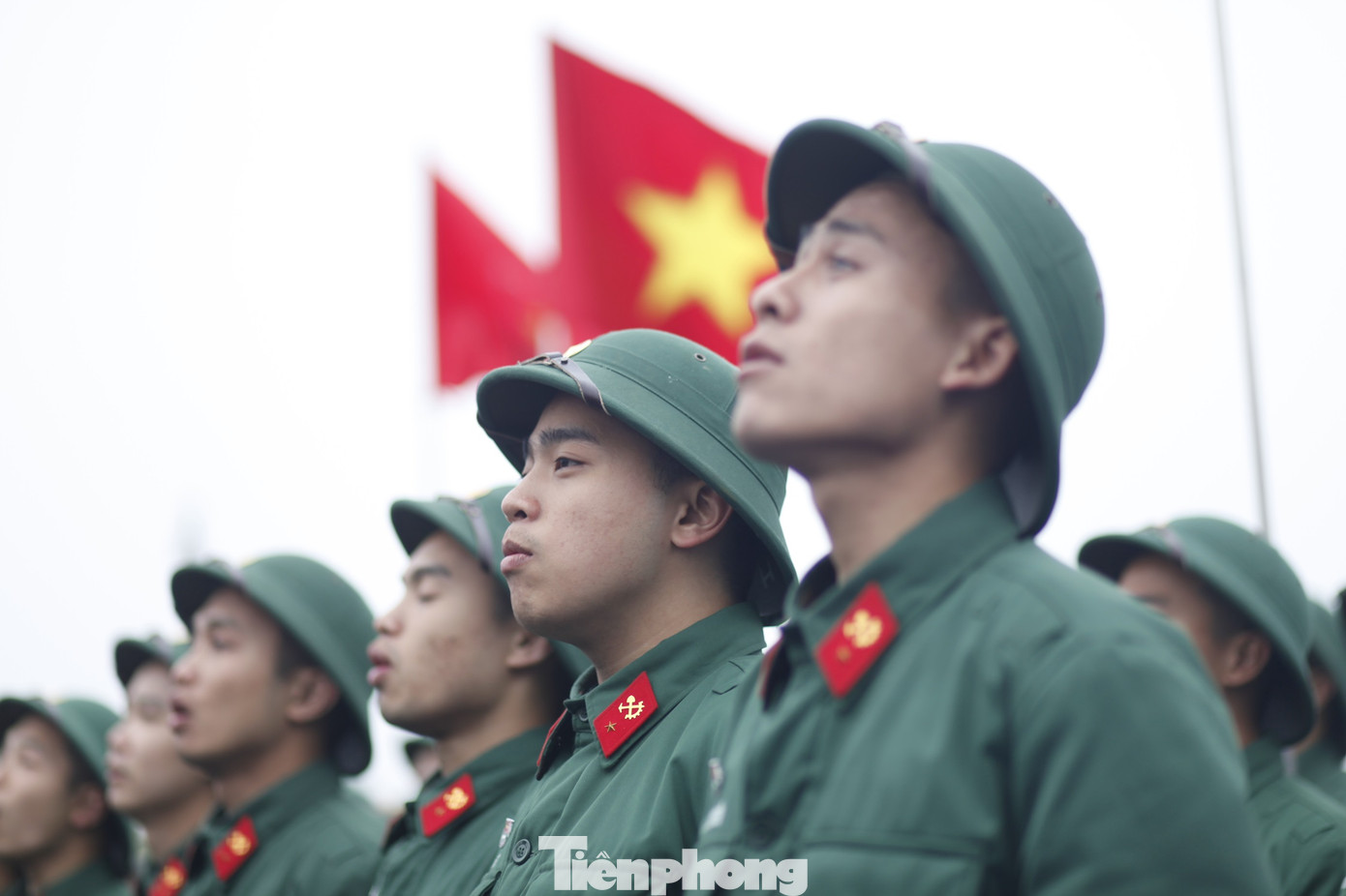 Thanh niên quân đội dự chương trình. Ảnh: Nguyễn Thắng