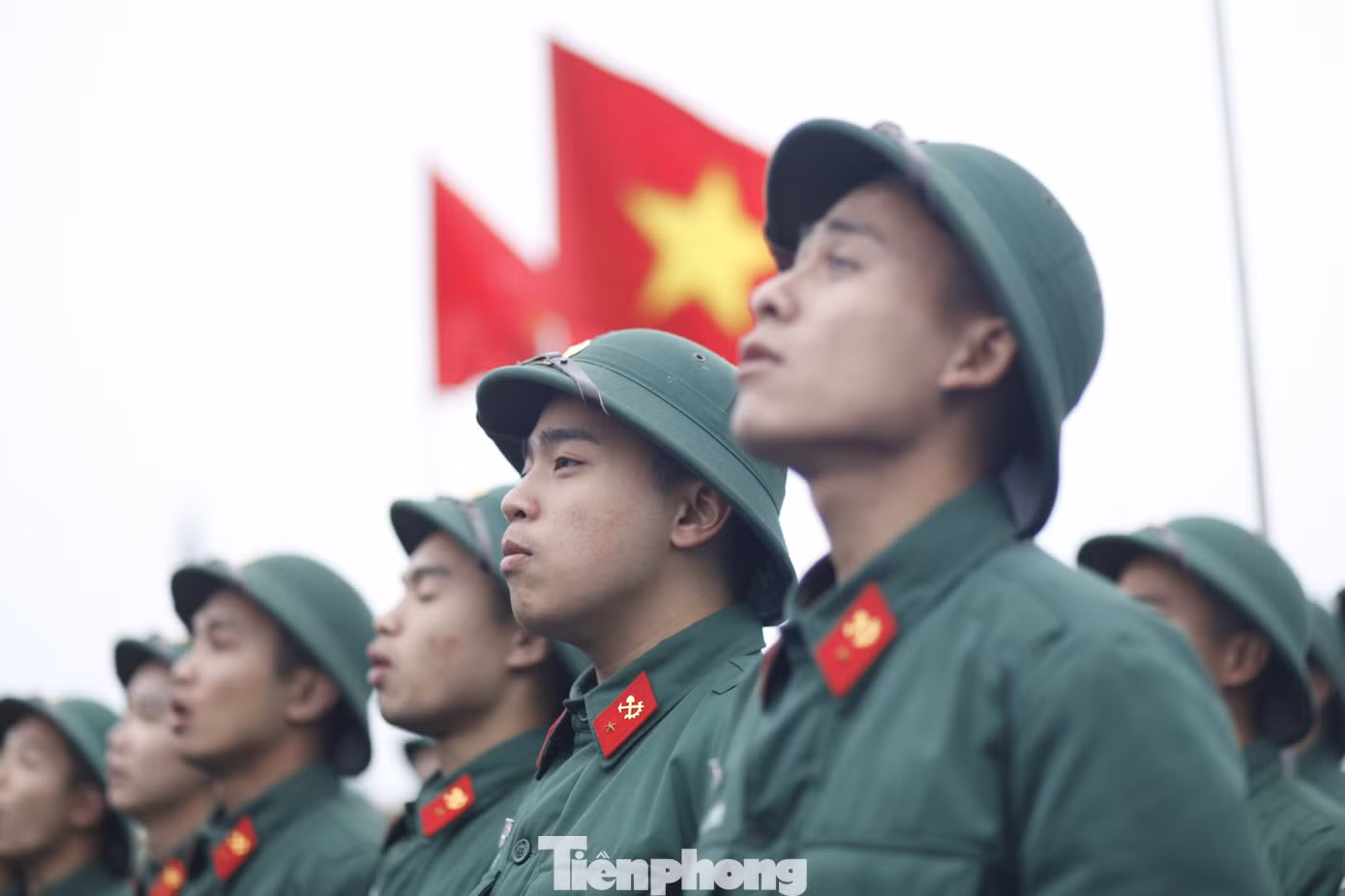 Thanh niên quân đội dự chương trình. Ảnh: Nguyễn Thắng