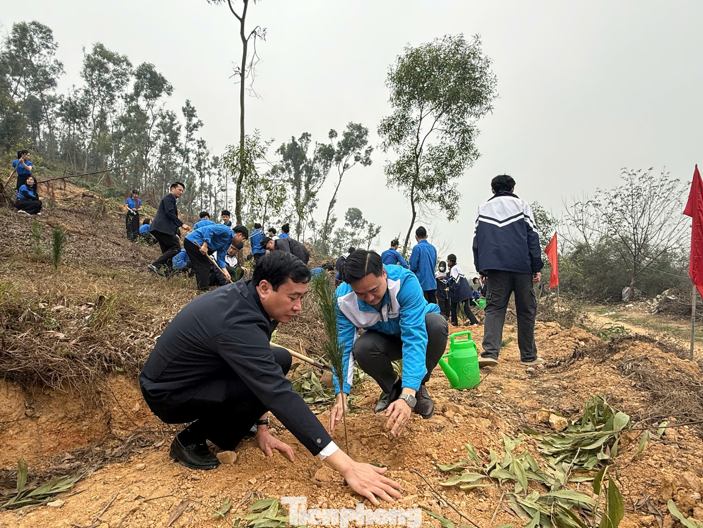 Hoạt động trồng cây hưởng ứng Tháng Thanh niên.