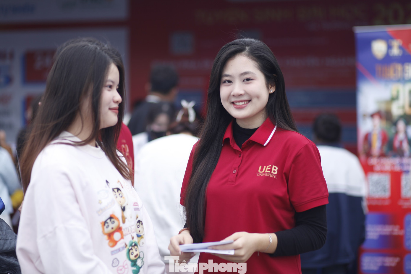 Tư vấn tuyển sinh cho học sinh tại chương trình. Ảnh: Nguyễn Thắng