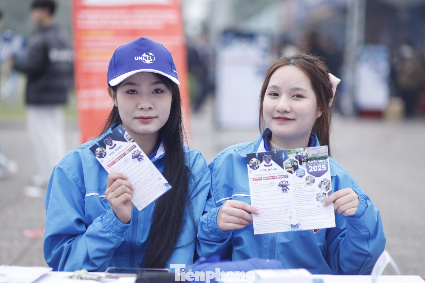 Sinh viên trường đại học dự chương trình. Ảnh: Nguyễn Thắng