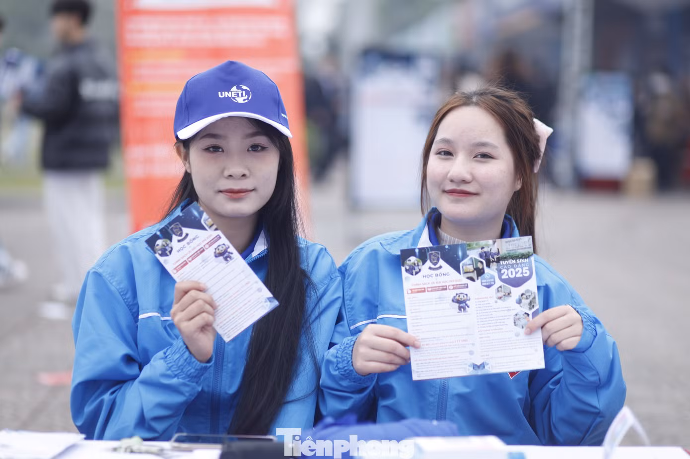 Sinh viên trường đại học dự chương trình. Ảnh: Nguyễn Thắng