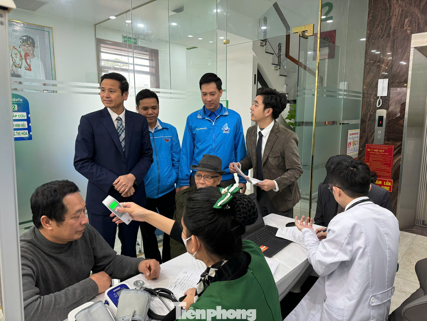 Khám bệnh miễn phí cho người dân.