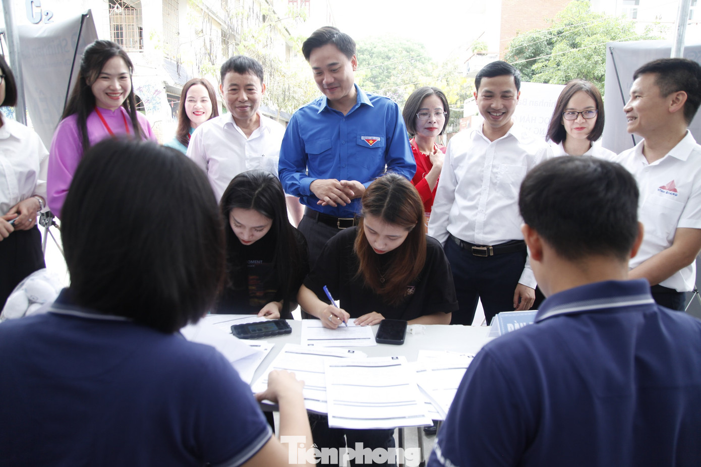 Lãnh đạo Tỉnh Đoàn, Ban Dân vận Tỉnh ủy và Trung tâm Hoạt động Thanh thiếu nhi tỉnh Bắc Ninh thăm hỏi các công ty tham dự chương trình. Ảnh: Nguyễn Thắng Lãnh đạo Tỉnh Đoàn, Ban Dân vận Tỉnh ủy và Trung tâm Hoạt động Thanh thiếu nhi tỉnh Bắc Ninh thăm hỏi các công ty tham dự chương trình. Ảnh: Nguyễn Thắng