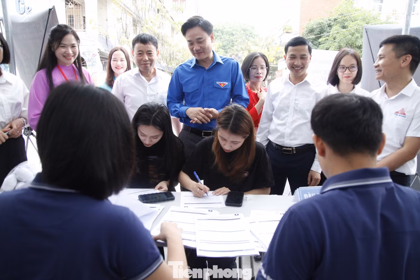 Lãnh đạo Tỉnh Đoàn, Ban Dân vận Tỉnh ủy và Trung tâm Hoạt động Thanh thiếu nhi tỉnh Bắc Ninh thăm hỏi các công ty tham dự chương trình. Ảnh: Nguyễn Thắng Lãnh đạo Tỉnh Đoàn, Ban Dân vận Tỉnh ủy và Trung tâm Hoạt động Thanh thiếu nhi tỉnh Bắc Ninh thăm hỏi các công ty tham dự chương trình. Ảnh: Nguyễn Thắng