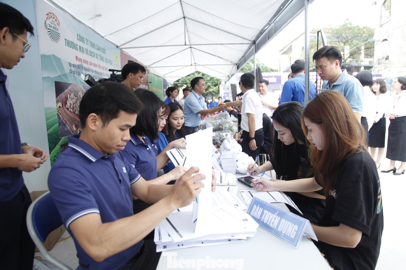 Các bạn sinh viên tìm hiểu cơ hội việc làm sau khi ra trường tại ngày hội. Ảnh: Nguyễn Thắng Các bạn sinh viên tìm hiểu cơ hội việc làm sau khi ra trường tại ngày hội. Ảnh: Nguyễn Thắng